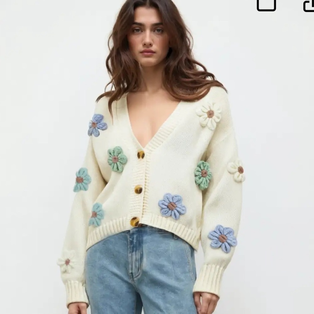 CIDER V-NECK BUTTON FLOWER CARDIGAN